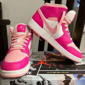 Air jordan 1 mid fierce pink